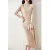 Belleza coreana elegante y con clase presume su figura con un vestido largo de punto gris combinado con un abrigo