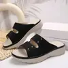 Sapatos femininos de sola grossa, estilosos e casuais, com design minimalista, detalhes de rebites e um toque esportivo. Nova coleção de exportação verão 2026, apresentando chinelos simples de tamanho grande