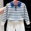Roupas infantis coreanas 2026 outono e inverno novo estilo suéter de malha de manga comprida com gola polo listrado azul e branco e calça casual reta infantil