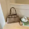 Bolsa de axila retrô de grande capacidade transfronteiriça, bolsa de ombro de alta qualidade para o dia a dia com decoração de cinto, bolsa transversal estilosa e moderna