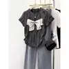Camiseta de Manga Curta com Laço para Mulheres 2026 Novo Verão Design Curto Meia-Manga com Design Único para Figuras Baixas