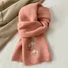 Bufanda de Punto de Alta Gama Coreana para Mujer en Otoño e Invierno Nuevo Estilo que Contiene Lana Bordado Pequeña Paloma Blanca Versátil Blanqueadora Resistente al Frío Bufanda