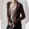 Cárdigan de punto V-neck estilo retro coreano color café, dos piezas falsas para mujer, principios de otoño 2026, top extremadamente elegante y de aspecto maduro