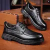Sapatos masculinos transfronteiriços de couro genuíno, novo estilo outono, sapatos casuais slip-on versáteis para homens, sola macia, antiderrapante, adequados para motoristas de meia-idade e idosos, sapatos de pai
