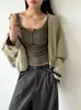 La nueva colección de otoño de Juzhi presenta una camisola sin mangas ajustada de estilo coreano con un elegante diseño de bloques de color a rayas, modelo 8201