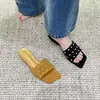 Nuevos Zapatos de Mujer de Moda Verano 2026 Estilo Coreano Sandalias Planas con Remaches Versátiles Ligeras Chanclas de Playa