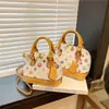 Bolsa tipo concha con diseño de monograma clásico, un accesorio de moda de lujo ligero, disponible en varios colores, un artículo popular para transmisiones en vivo, Exquisita fábrica de bolsos para mujer