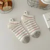 Meias de Desenho Animado para Meninas e Meninos, Ovelhinha Fofa Bordada com Orelha, Meias Cano Curto, Versáteis Meias de Barco Listradas Estilo Coreano, Meias Cinzas