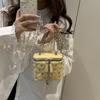 Bolso Pequeño Estilo Coreano Acolchado Estilo Chanel con Cadena Bolso Caja Versátil para Mujer Verano 2026 Nuevo Bolso Cruzado Cubo Venta al por Mayor