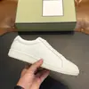 Tênis casuais masculinos de couro liso, estilo transfronteiriço TF, disponíveis em branco, azul marinho e preto, com sola grossa, perfeitos para o dia a dia e para um estilo versátil