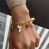 Pulsera exquisita estilo retro de Hong Kong para niñas, oro de 18 quilates, acero inoxidable, perla, aceite, acero inoxidable, joyería al por mayor