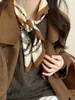 Estilo Old Money~Lenço de Seda com Borda Marrom Impressa para Mulheres, Lenço Quadrado Versátil de Nicho de Luxo, Múltiplos Estilos de Uso, Acessório da Moda