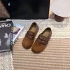 Pisando lindamente com a nova sensação de sapatos Birkenstock super macios 2026 fivela dupla cobertura total no calcanhar sapatos retrô preguiçosos design de outono duplo