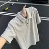 Camisa polo de malha cinza escuro estilo old money, camiseta masculina de verão de manga curta com lapela de alta qualidade, cleanfit de meia-manga