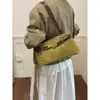 Bolsa de ombro feminina de grande capacidade, estilosa e moderna, com um design único, perfeita para o trabalho e para o dia a dia.; uma bolsa de ombro chique e casual
