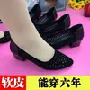 Sandálias Femininas de Couro Macio Vazadas 2024 Verão Novo Sapatos de Camada Única para Mães de Meia-idade Salto Médio Strass Bico Aberto Elegantes Sapatos para Dança Quadrada