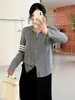 Cárdigan de punto con capucha reductor de edad talla grande estilo otoño 2026 talla grande estilo universitario ropa exterior casual top para mujer 25233