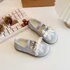 Zapatos deportivos para niñas 2025 primavera y otoño estilo nuevo para niños con cordones zapatos de princesa bajos zapatos de entrenamiento alemanes sin cordones planos de suela blanda