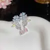 Pendientes de Flor Estrellada de Circonita de Aguja Plateada, Pendientes Dulces y Delicados de Lujo Ligero, Pendientes Versátiles con un Diseño Único, Accesorios para Orejas de Nicho