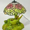 Nuevo producto transfronterizo: Lámpara de Vitral Rana y Flor, una Lámpara de Mesa con Forma de Rana y Flor como se Muestra en la Imagen