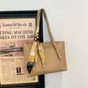 Bolsa Grande de Nicho Estilo Coreano para Mulheres Inverno 2025 Nova Bolsa de Ombro Simples Bolsa Tote para Estudante Universitário e Comutador