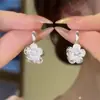 Modernos Aretes Nuevos de Flor Plateada para Mujer, Pendientes Populares de Alta Gama, Tachuelas Versátiles Cortas Únicas de Nicho