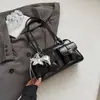 Bolsa Boston Portátil Retrô de Nicho para Mulheres 2025 Verão Nova Moda Grande Capacidade Ombro Transversal