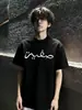 Top de verano para hombre de estilo simple, exclusivo transfronterizo, bordado, de manga corta, con mangas acanaladas tridimensionales en los hombros y cuello pequeño