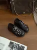 Zapatos Birkenstock estilo británico de cuero negro con hebilla, suela gruesa, para mujer, nuevo modelo popular 2026, mocasines slip-on de punta cerrada y suela blanda