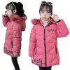 Ropa infantil para niñas ropa de algodón 2026 nuevo estilo niños engrosada cálida chaqueta de algodón plumón abrigo de algodón de longitud media estilo coreano para niña pequeña