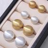 Moda Europea y Americana Lujo Accesible Metal Mate Cepillado Aretes de Bola Semicircular Diseño Nicho Versátiles Elegantes Aretes Populares