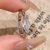 Anel de luxo leve com diamantes, olho de cavalo, zircônia, design de nicho feminino, anel verde, anel de cauda feminino, anel pequeno distinto feminino