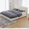 Cama italiana minimalista de tela blanca, cama espaciosa de piso con cabecera recta y almacenamiento, cama doble simple para dormitorio principal de 1.8 m
