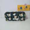 Bolsa de Cosméticos Pequeña Bordada con Margarita Fresca Estilo Ins Alto Valor de Color Bolso de Mano Vintage Bolsa de Almacenamiento de Gran Capacidad