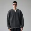 Suéter de punto para hombre de otoño con cuello en V de dos piezas, suéter casual de manga larga con un toque de alta gama, top versátil y de corte holgado