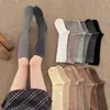 Calcetines de otoño e invierno estilo japonés IOULOR para pantorrilla, adelgazan, no aprietan las piernas, no se resbalan, calcetines largos casuales versátiles, calcetines sin costuras para mujer