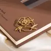 Broche Rosa Vazado Luxuoso Pin de Metal para Mulheres Camélia Exquisita Corsage Acessórios de Roupa Acessórios Dourados Cobre