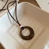 Nova Colar Pingente Redondo de Madeira Vazado Estilo Chinês para Mulheres Estilo Étnico Design de Nicho Corrente de Suéter Colar Versátil Retrô