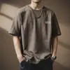 Camiseta de Manga Curta Lavada com Enzimas Estilo Retro Americano de Alta Qualidade para Homens no Verão Algodão Bordada com Letras Meia-Manga Solta para Homens