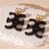 Brincos Geométricos de Resina Europeus e Americanos com Letras Cruzadas, Brincos de Tarraxa Simples Estilo Chanel Transfronteiriços, Brincos Vintage Elegantes de Alta Qualidade para Mulheres