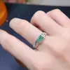 Anel de Esmeralda Natural com Alta Clareza e Cor Cheia de Fogo. O Tamanho da Pedra Principal é de cerca de 4*6mm. Prata Esterlina 925 Incrustada com Precisão