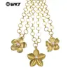 Wt-N1514 Modelo Europeo y Americano Más Vendido con Diseños Florales Tridimensionales Diversos y Colgante de Latón Incrustado con Perlas Collar de Suéter Forma de O