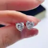 Brincos Super Brilhantes em Forma de Coração de Moissanita Prata 925 Banhado a Ouro Estilo Japonês Brincos Mais Vendidos Europeus e Americanos Brincos Cravejados de Diamante com Três Garras