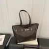 Estilo europeo y americano, retro, gran capacidad, transfronterizo, nueva colección 2026, bolso de mano para mujer simple, chic y moderno