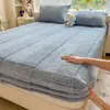 Lençóis de Cama Ajustados de Veludo de Leite da Estação Novo Design Jacquard Ondas d'Água 2025 Aconchegante com Forro de Lã Espessado Resistente ao Frio Lençóis de Cama Completamente Envolventes