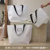Bolsa de PP tejida de alta calidad bolsa de mano personalizada para tienda de ropa bolsa de mano engrosada bolsa de regalo para reunión anual de exposición cosida duradera