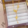 Collar de Borla con Patrón de Tres Mariposas para Mujer, Diseño de Lujo Accesible Nicho Princesa Fugitiva, Cadena para Clavícula de Moda Versátil y de Gama Alta