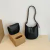 Bolso cubo nuevo retro y minimalista, un bolso de mano moderno y casual para otoño de 2026, con un diseño texturizado y adecuado para que las mujeres lo lleven como bolso de hombro o bolso cruzado