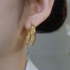 Lujoso Anillo Hueco de Oro con Incrustaciones de Diamantes Hebilla para la Oreja Diseño Versátil Moda Nicho Elegantes Aretes de Lujo Ligero Aretes para Mujer