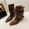Outono de 2026 Design de Nicho Retrô Rivet Bico Fino Botas Martin Couro Fivela Salto Bloco Botas de Motocicleta Emagrecimento Versátil Botas Curtas